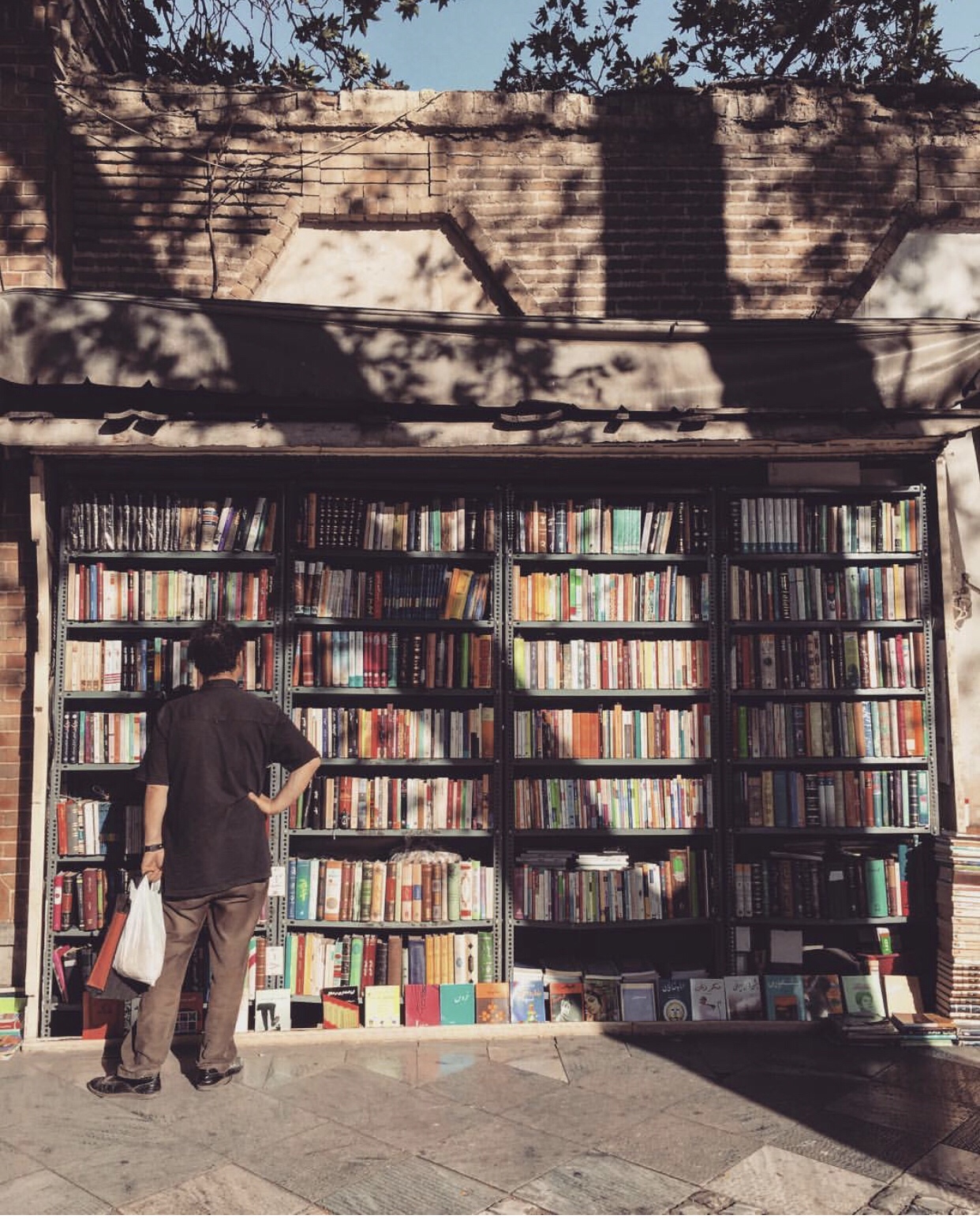 عدسة إيرانية: مكتبة مجانية أمام محطة مترو عمر الخيام جنوبي طهران 1