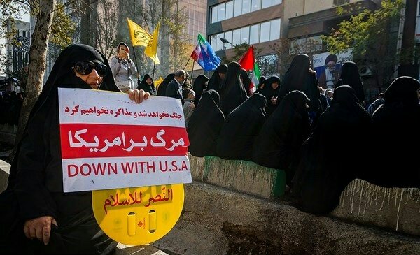 بالصور: إيران تحيي " يوم مقارعة الاستكبار" 22