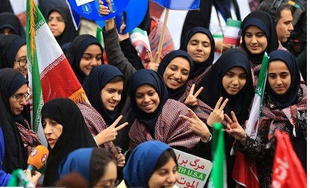 بالصور: إيران تحيي " يوم مقارعة الاستكبار" 15