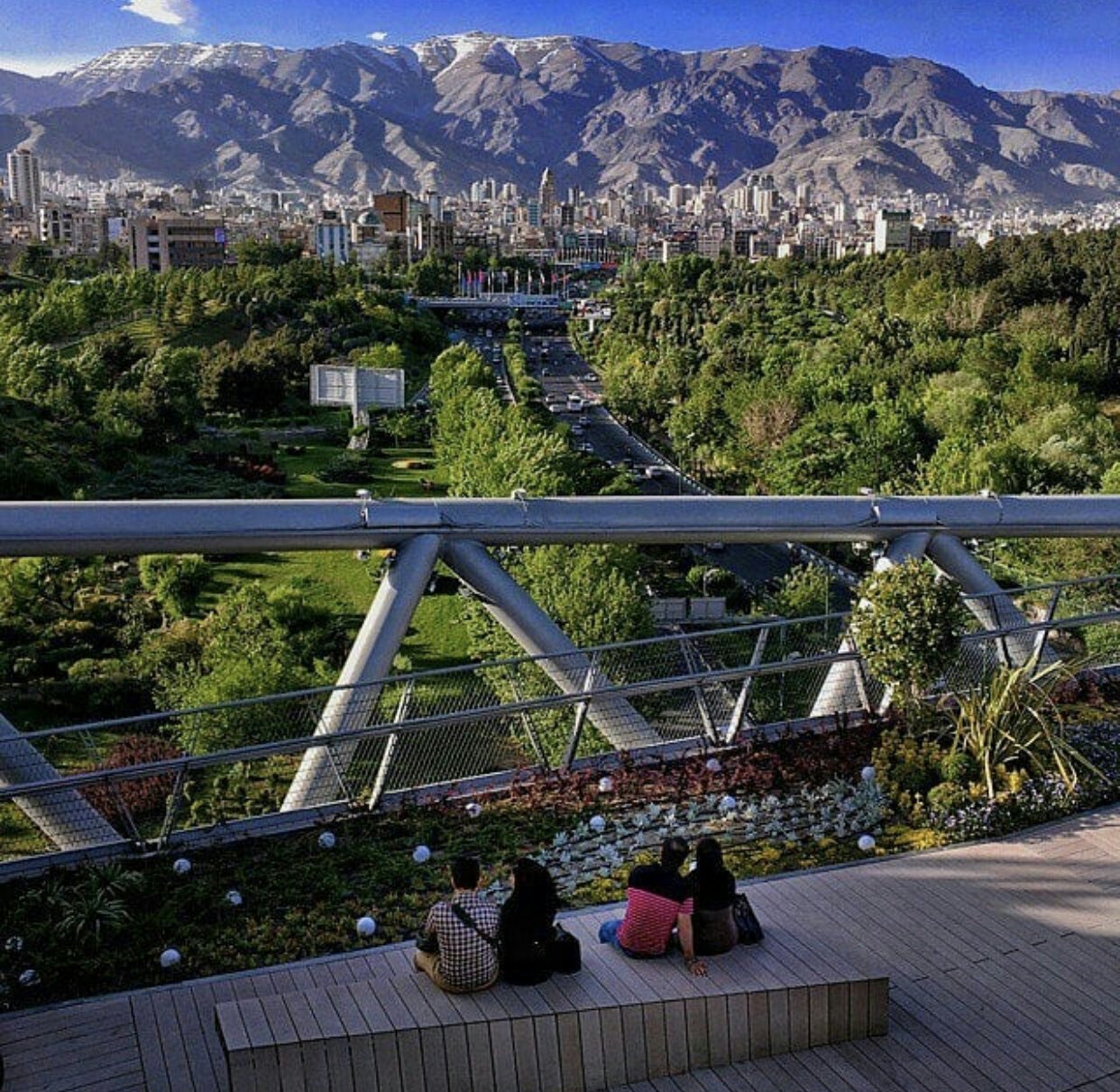 عدسة إيرانية: جسر الطبيعة في طهران 1
