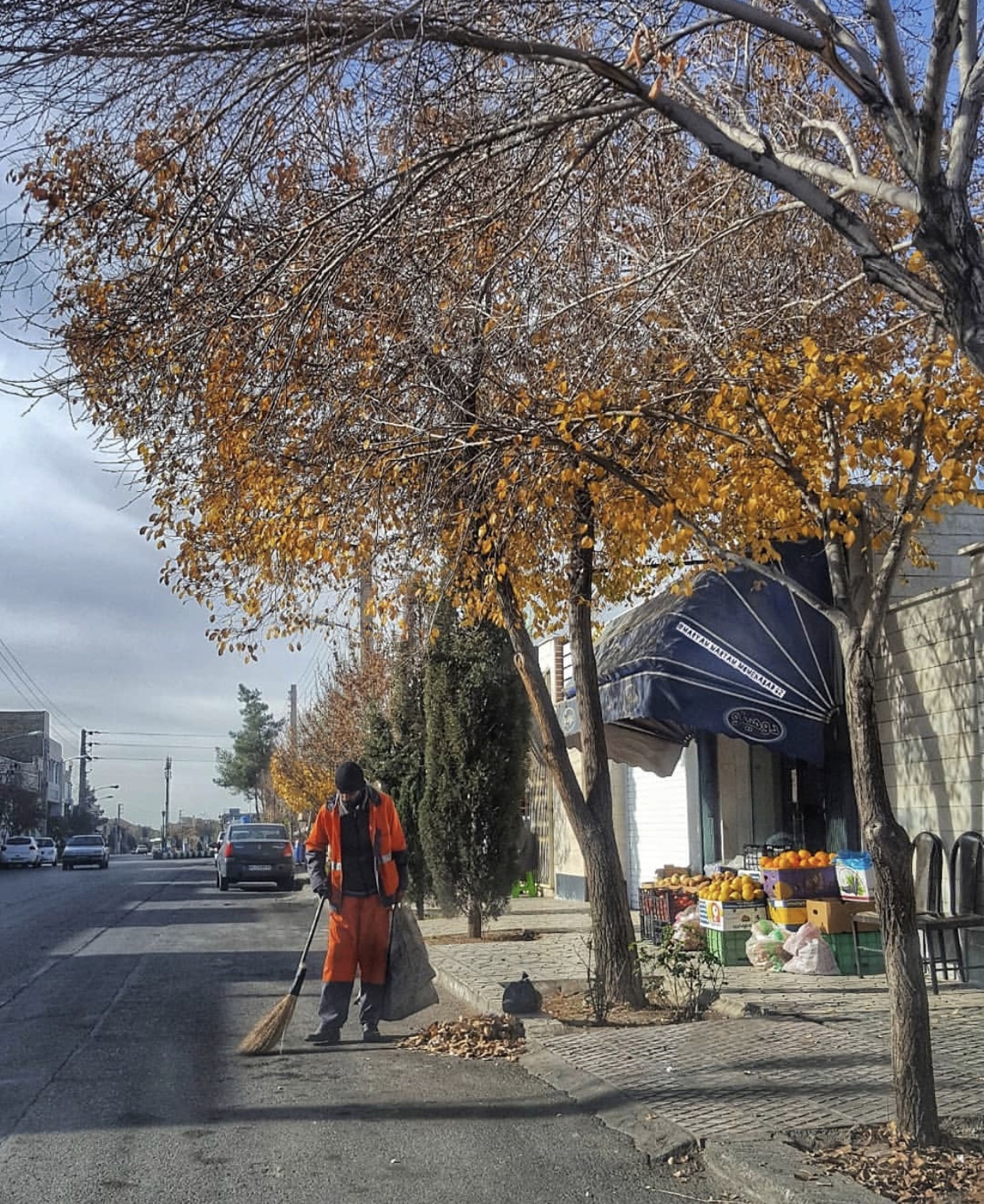 عدسة إيرانية: عامل نظافة يقوم بتنظيف الشارع في سمنان 3