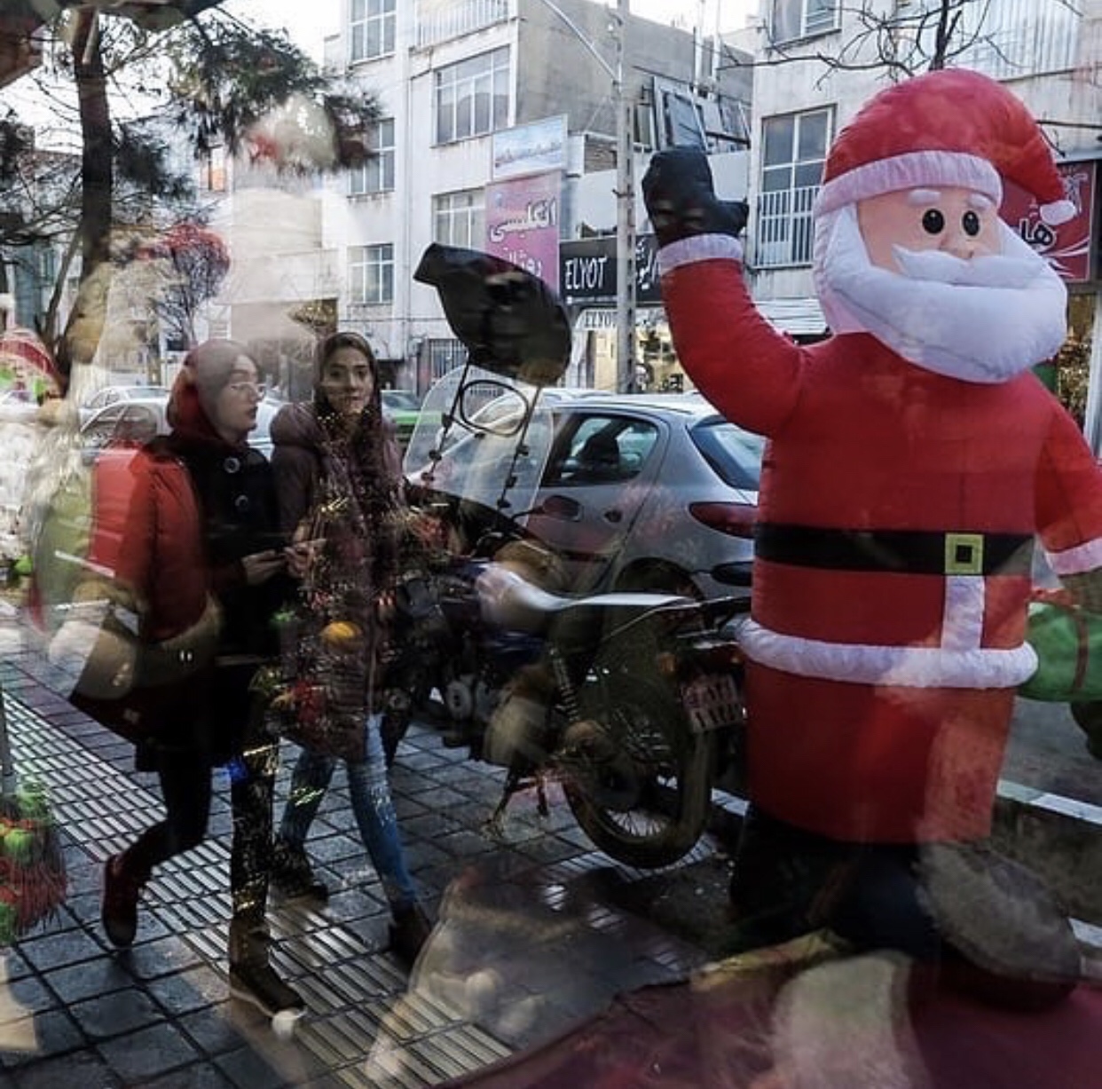 عدسة إيرانية: اجواء عيد الميلاد في شوارع العاصمة الإيرانية طهران 3