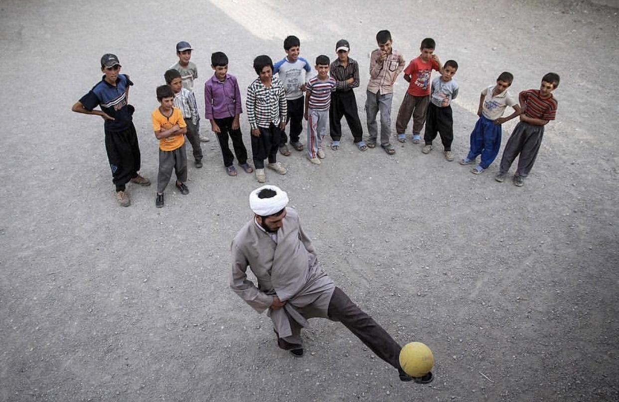 عدسة إيرانية: رجل دين يداعب الكرة في قزوين 3