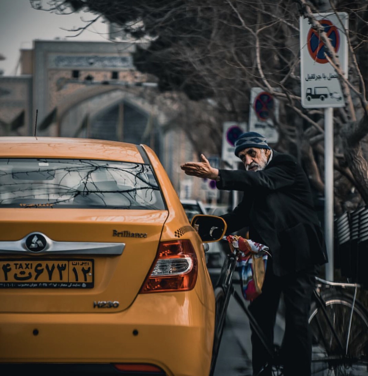عدسة إيرانية: دراجة وتاكسي في مشهد 1