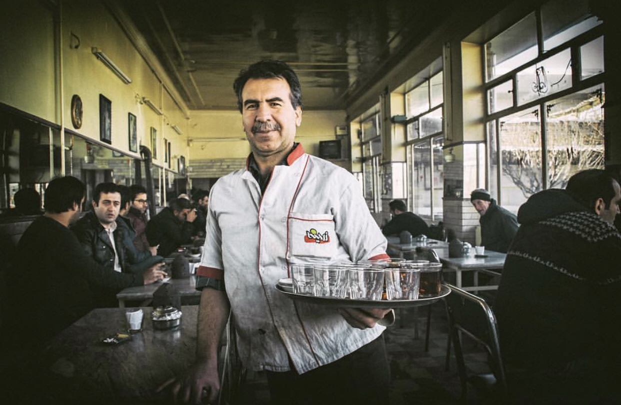 عدسة إيرانية: رجل المقهى السعيد 1