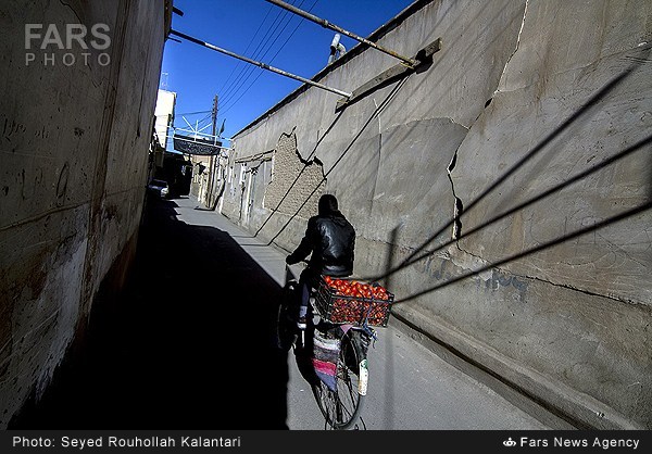 شباك الأحد: بيوت طهران المتآكلة تنتظر الترميم وحياة الخميني بقلم ألماني 1